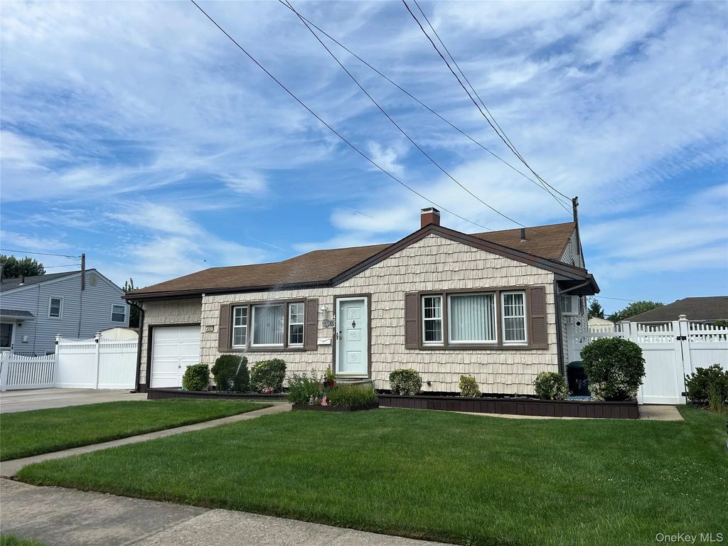 452 N Monroe Avenue, Lindenhurst
