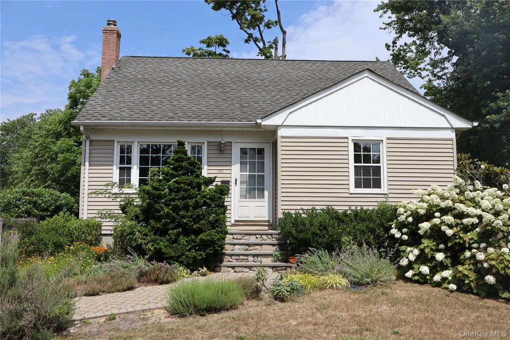 301 Foster Avenue, Sayville