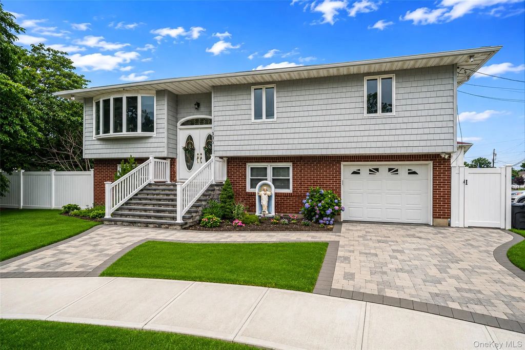 395 N Putnam Avenue, Lindenhurst
