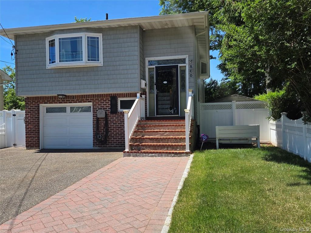 860 Udall Road, West Islip