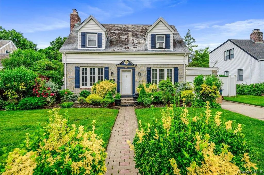 295 Maryland Avenue, Freeport