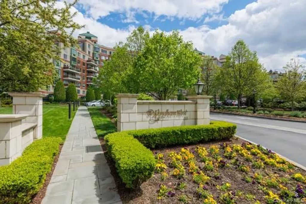 111 Cherry Valley M16, Garden City