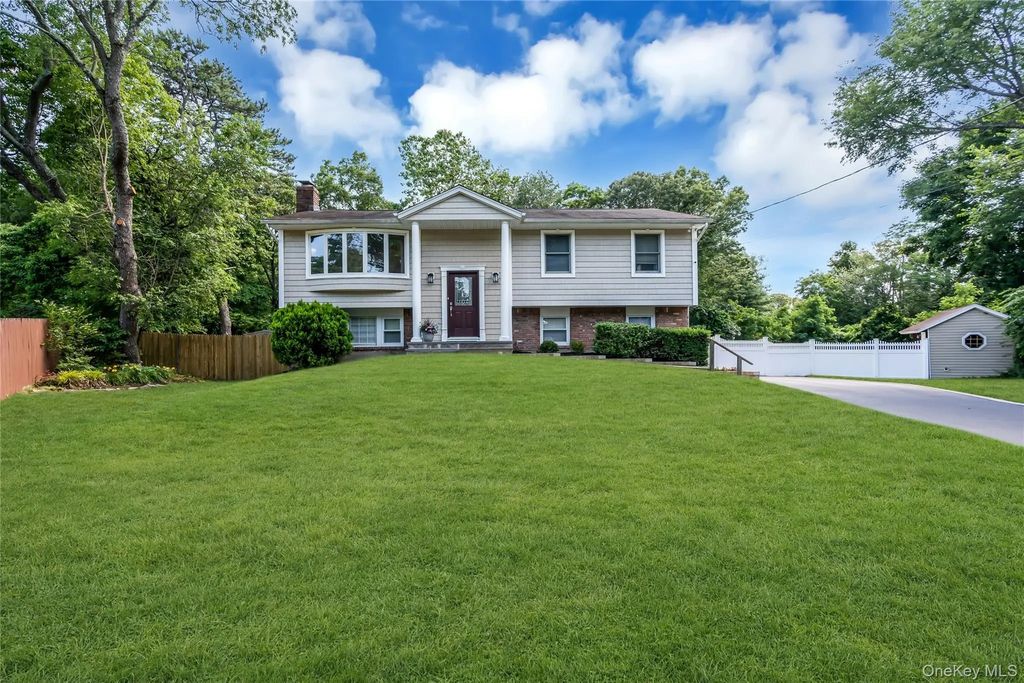 4 Dale Court, Hauppauge