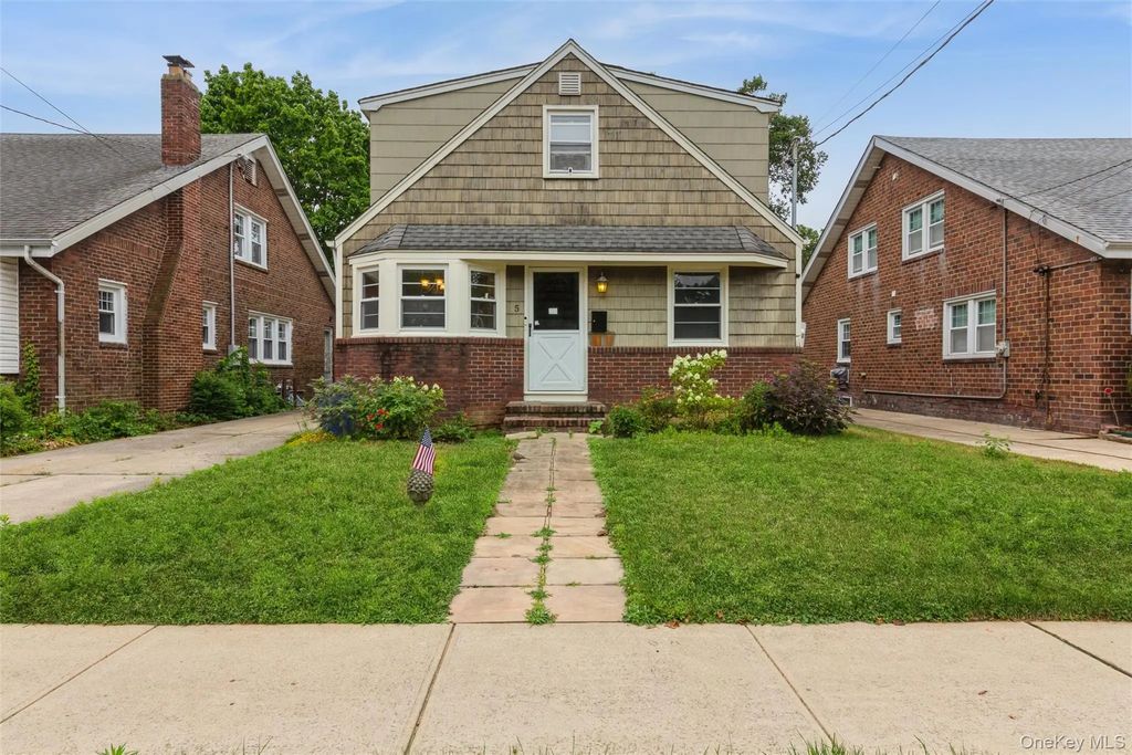 5 Cambridge Street, Malverne
