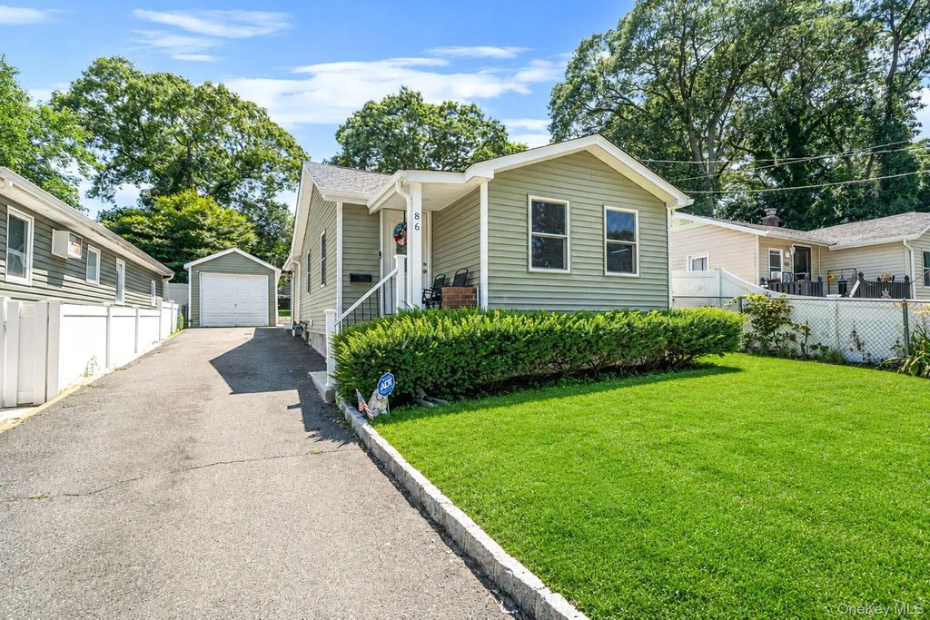 86 Eastview Road, Ronkonkoma