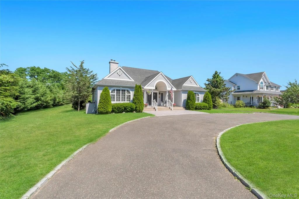 275 S Gillette Avenue, Bayport