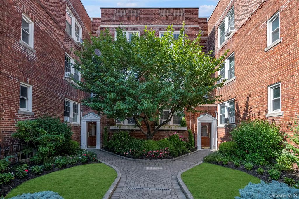 15 Gaynor Avenue # 3e, Manhasset