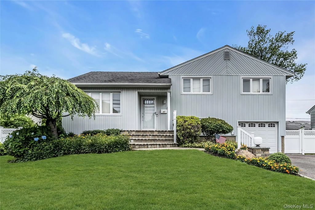 43 Grohmans Lane, Plainview