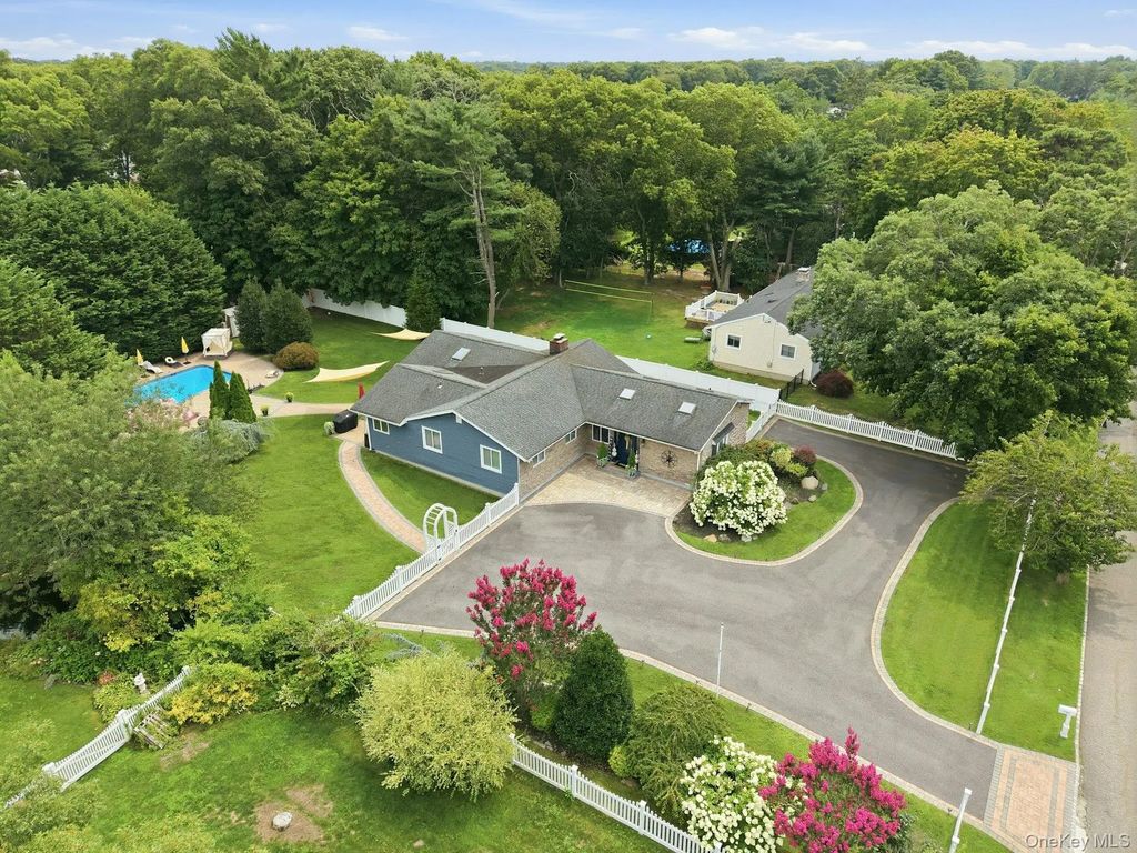 703 Lincoln Avenue, Sayville