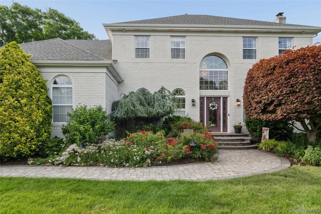 15 Barnaby Court E, Hauppauge