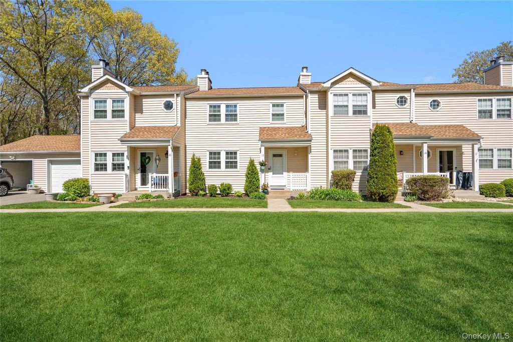 19 Paine Commons # 19, Yaphank