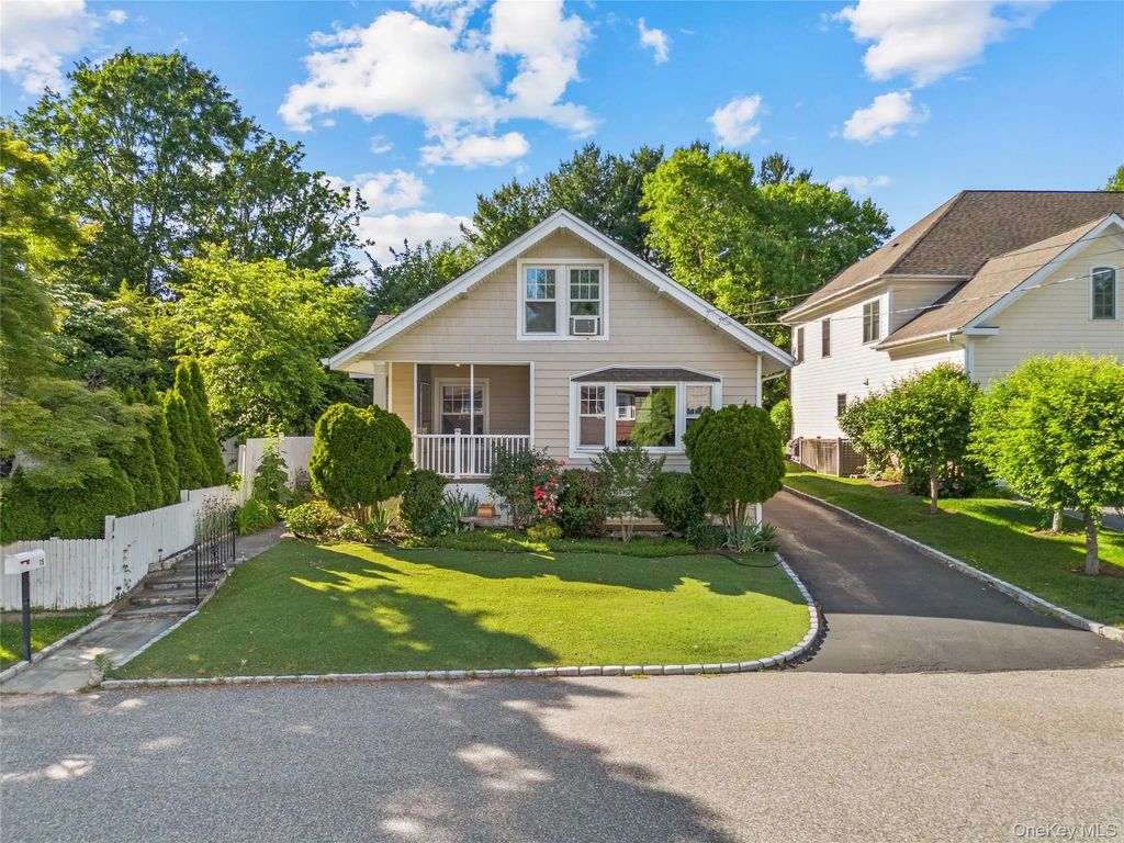 15 Pershing Avenue, Locust Valley