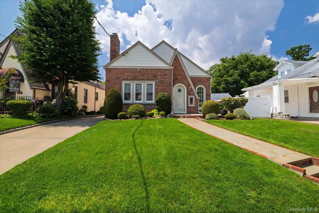 75 Wagg Avenue, Malverne