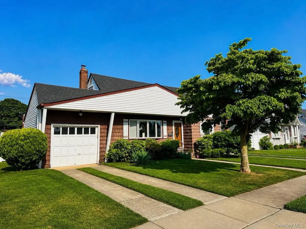183 Lee Avenue, Hicksville