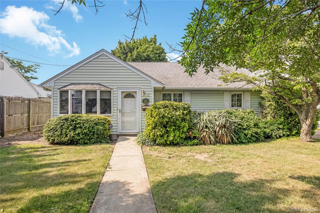 6 Island Street, Plainview