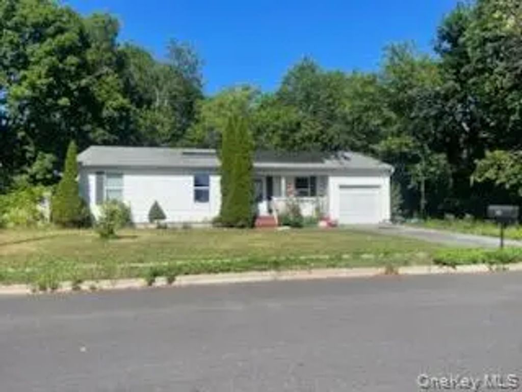 316 Leaf Avenue, Central Islip