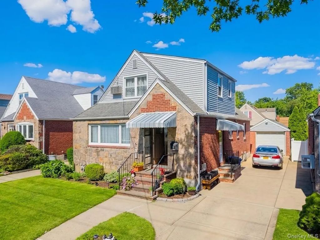 16 Elton Road, Stewart Manor
