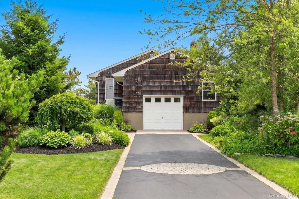 272 Grand Central Avenue, Amityville