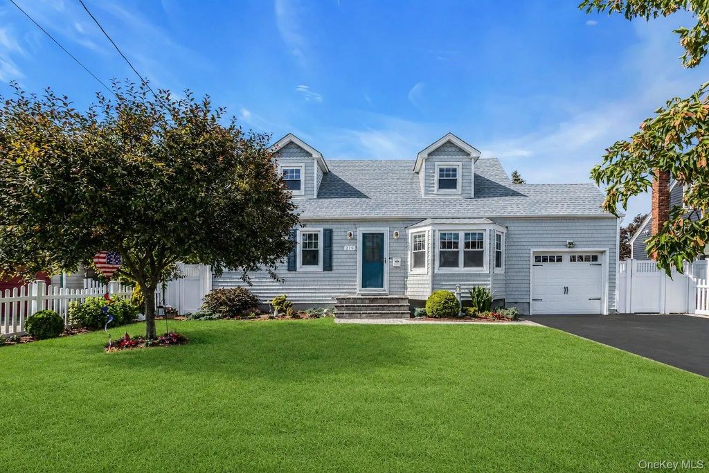 219 N Nassau Avenue, Massapequa