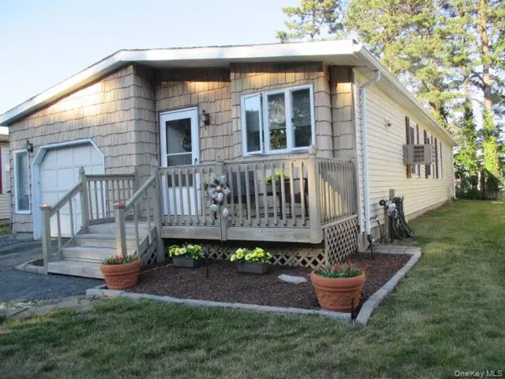 130 Village Circle W, Manorville