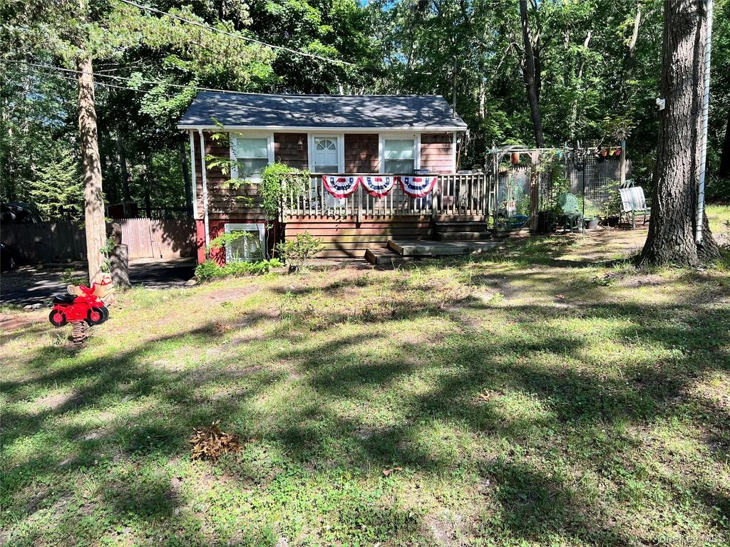 11 Primrose Path, Manorville