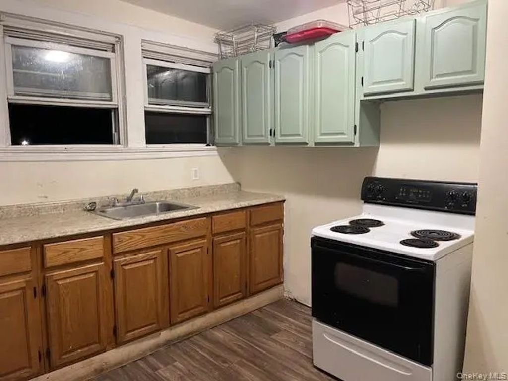 488 Nassau Road # 5, Roosevelt