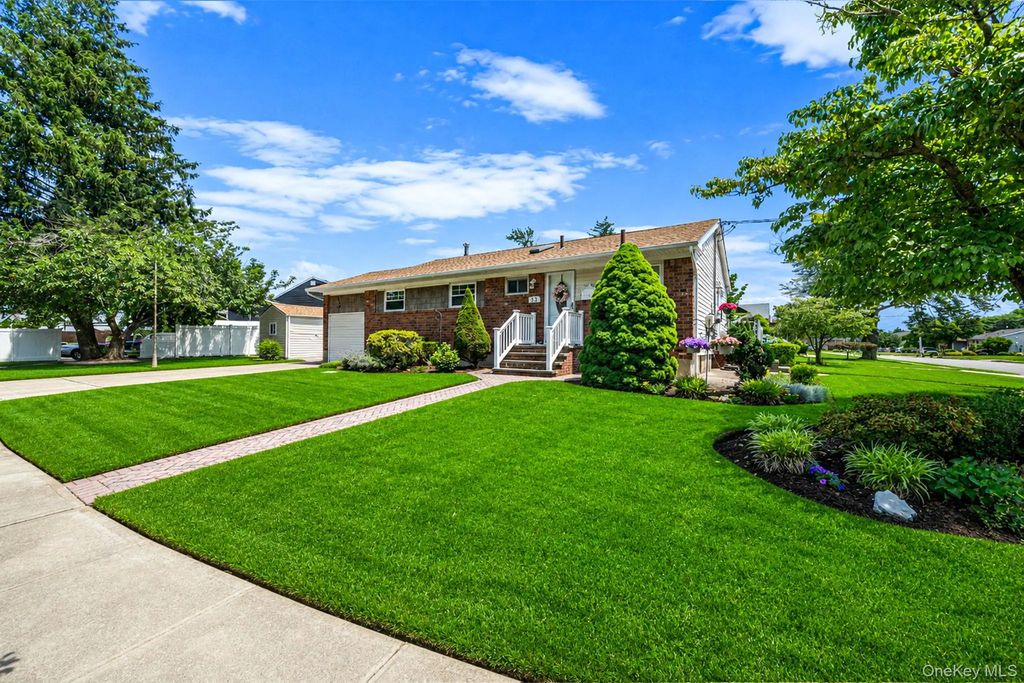 33 Wilshire Drive, North Babylon