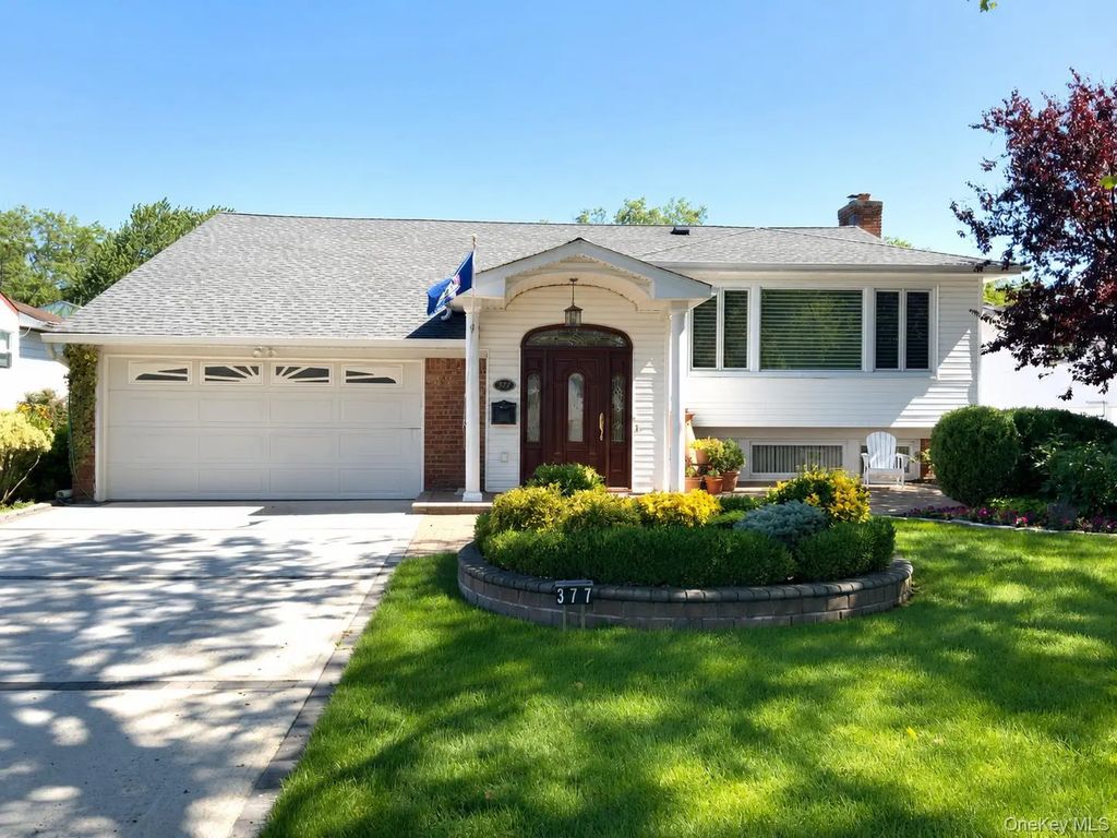 377 Old Courthouse Road, Manhasset Hills
