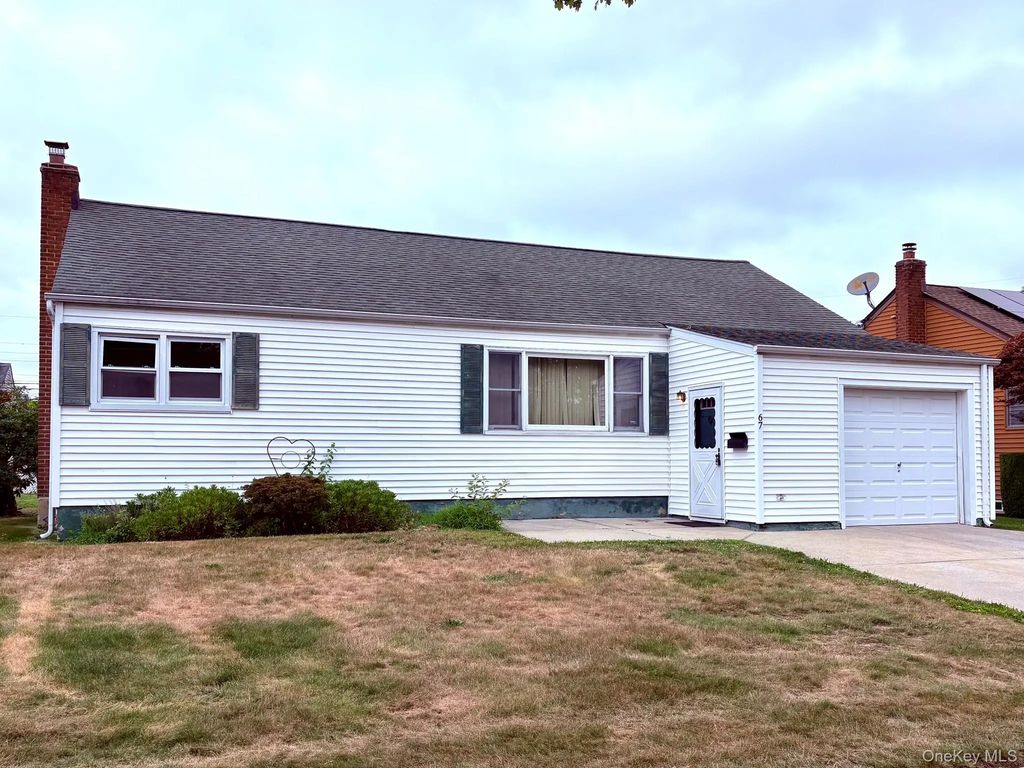67 Maple Drive, Lindenhurst