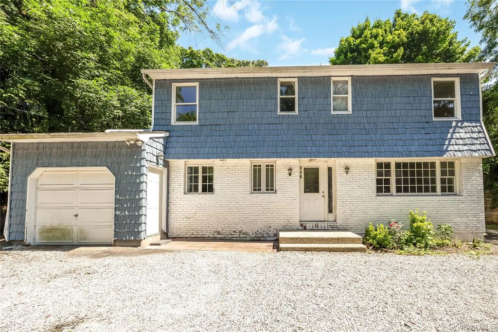 216 Woodbury Road, Woodbury