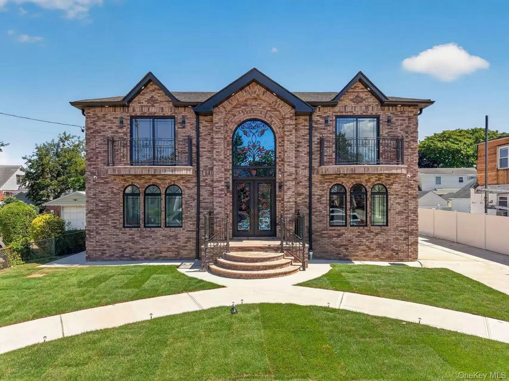 946 Cherry Lane, Garden City Park