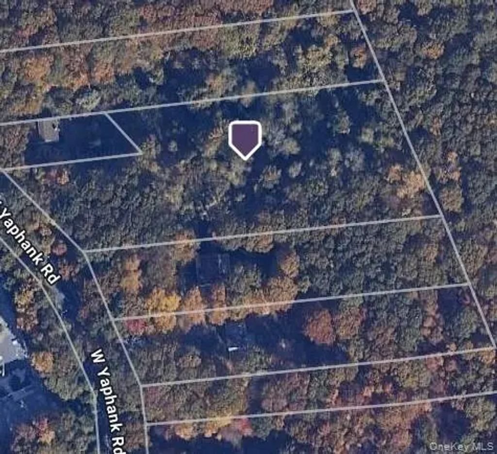 124 W Yaphank Road, Coram