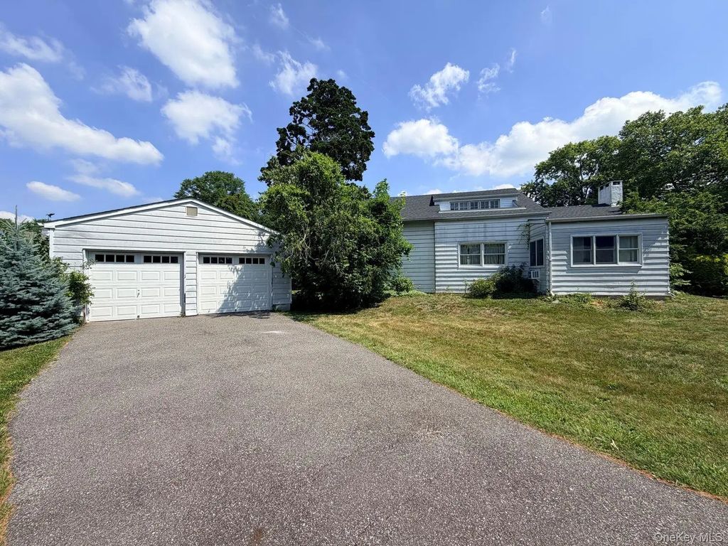 126 Eaton Lane, West Islip