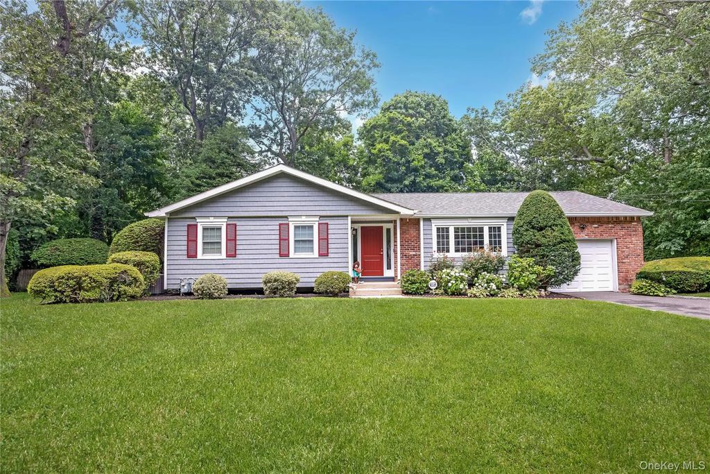 10 Udell Way, East Northport