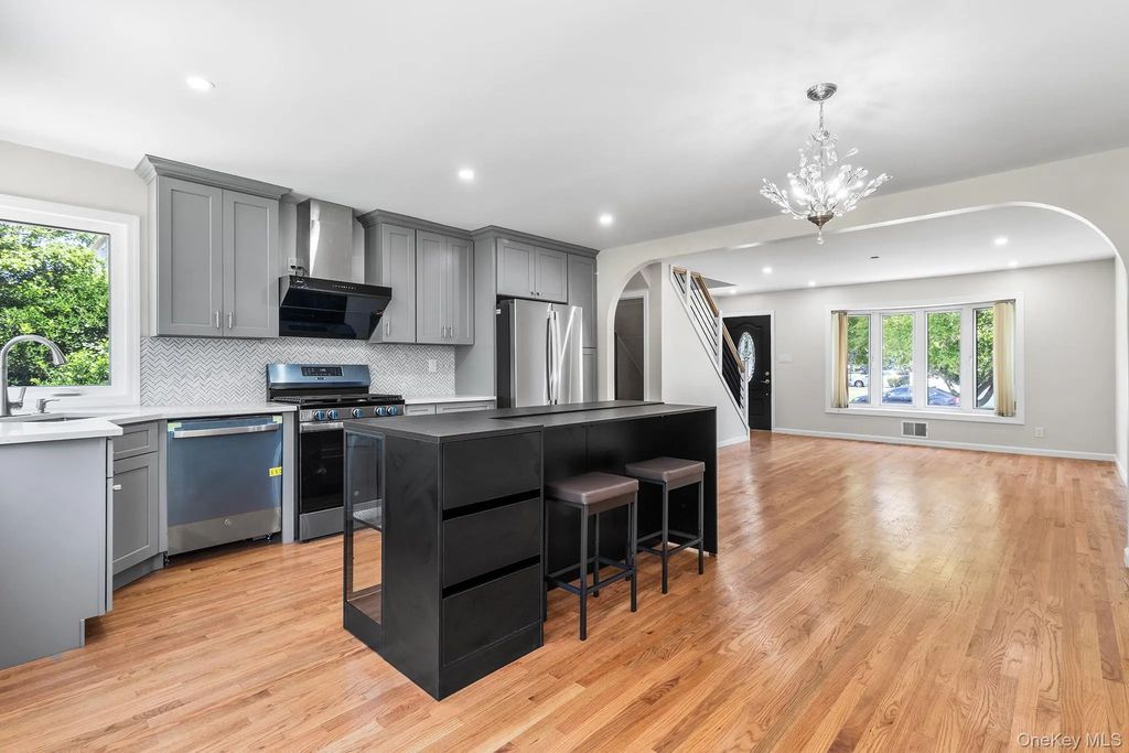 906 Stratford Drive, East Meadow