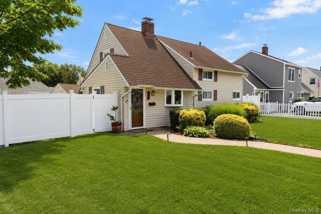 164 Bloomingdale Road, Levittown