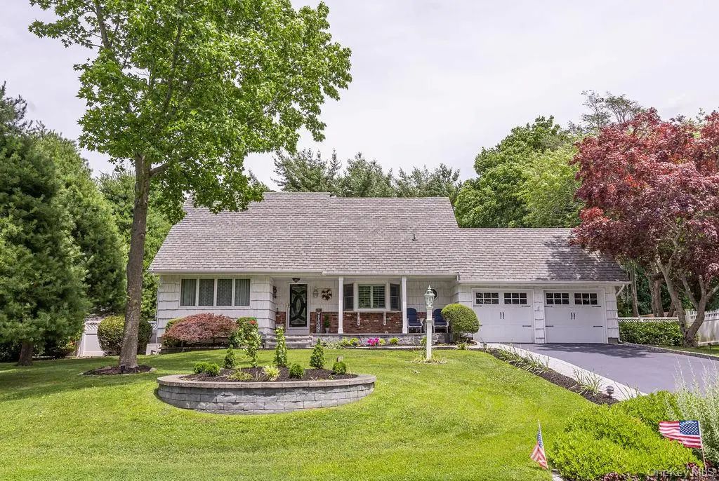8 Robinhood Court, Nesconset