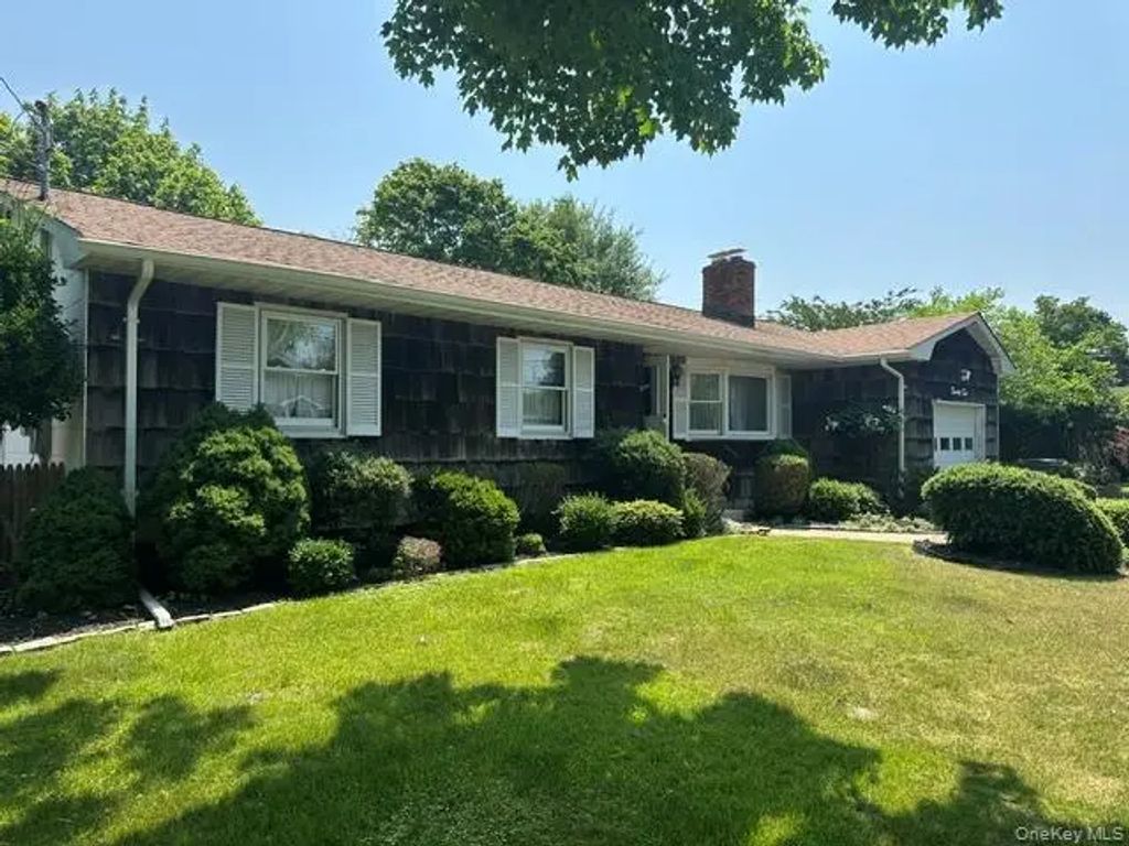 22 Faith Drive, Hampton Bays
