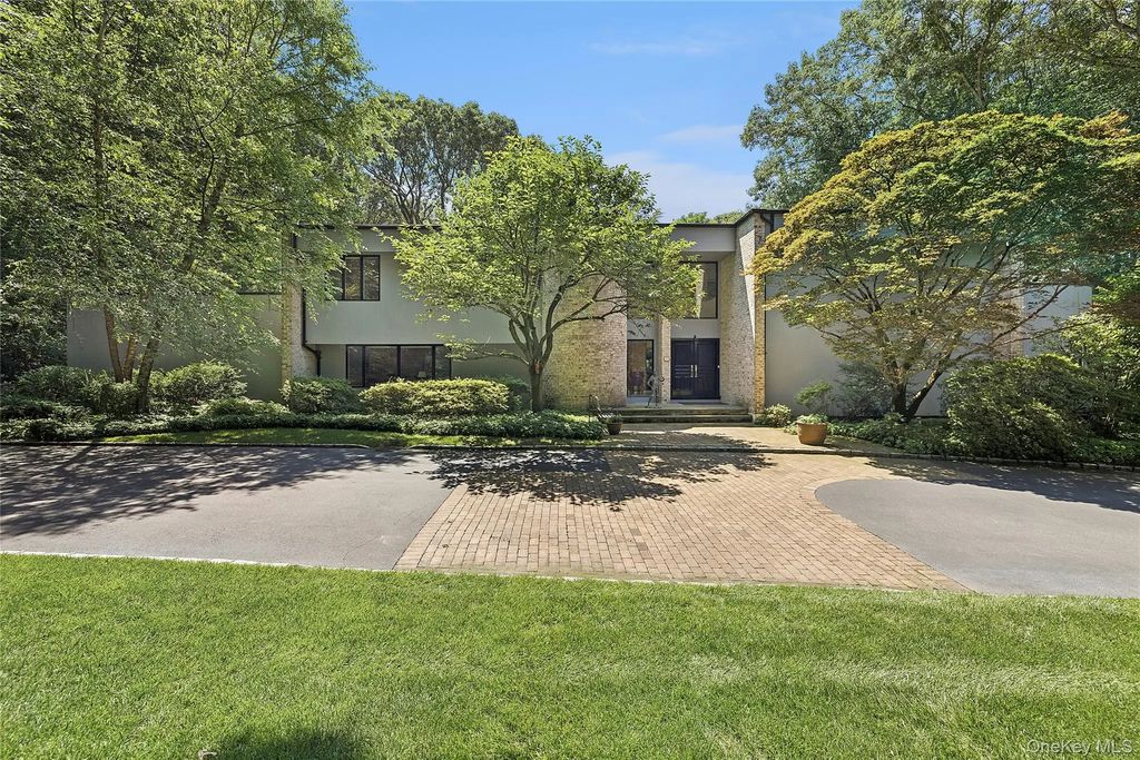 17 Danton Lane N, Locust Valley
