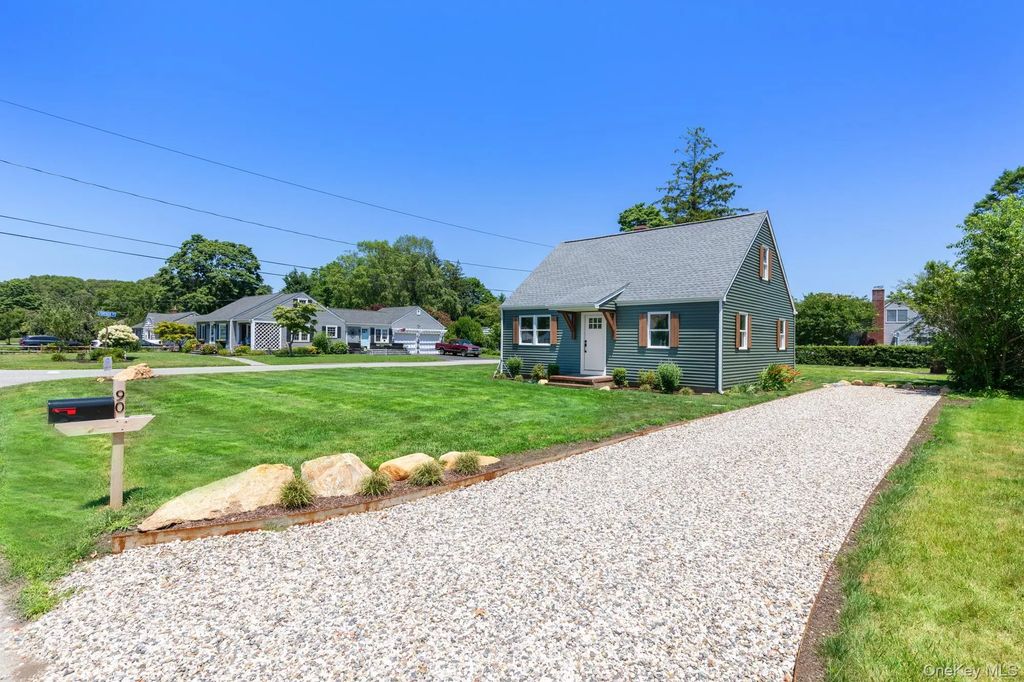 90 Sunrise Avenue, Riverhead
