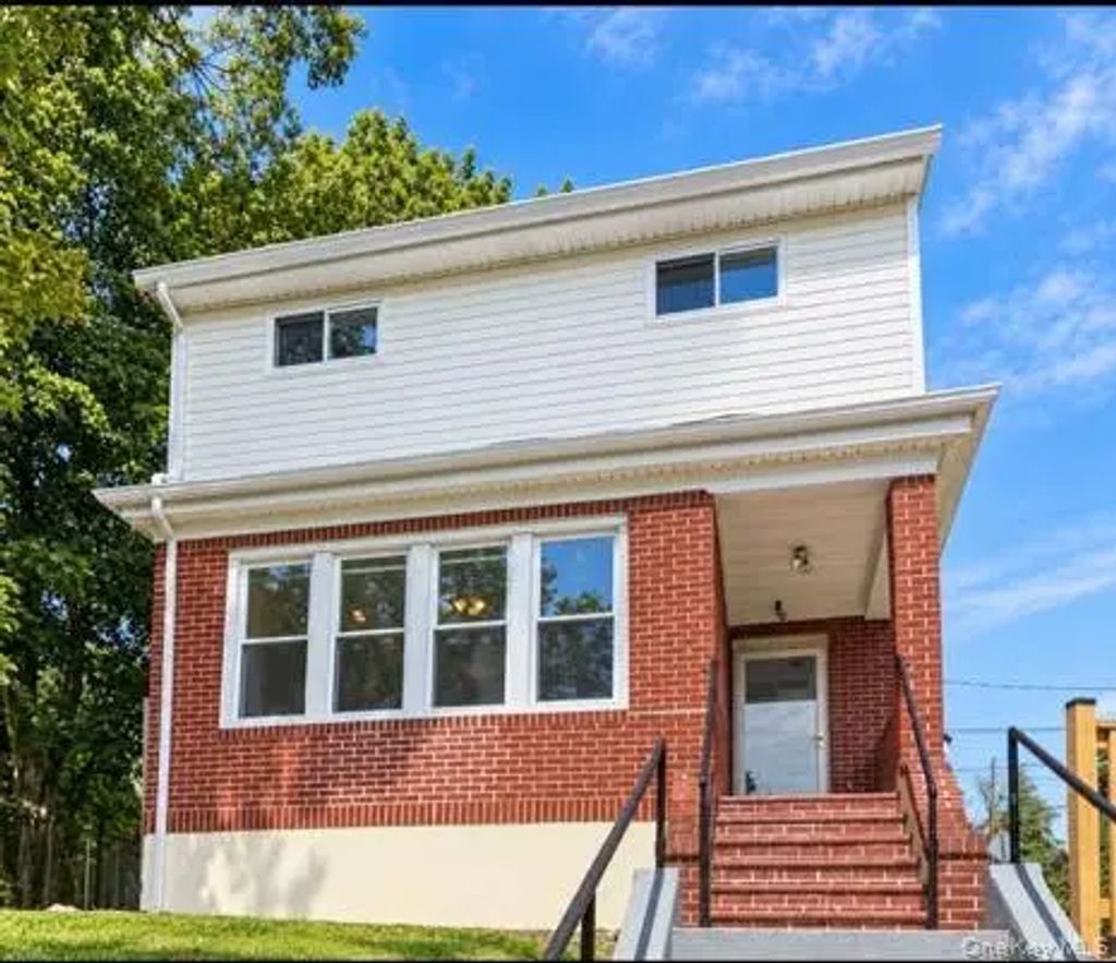 13 Knoll Place, Glen Cove