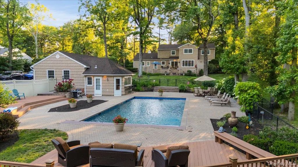 96 Plainview Road, Woodbury