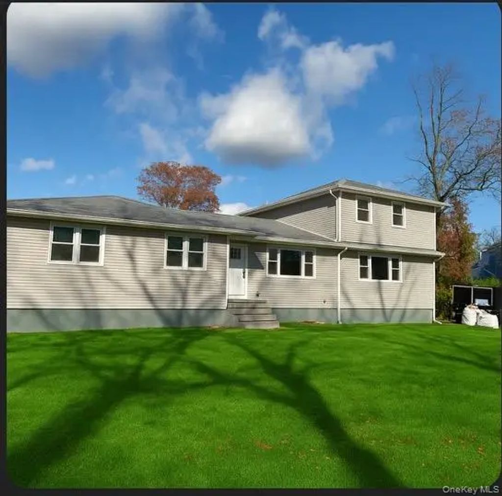751 Centerwood Street, West Babylon