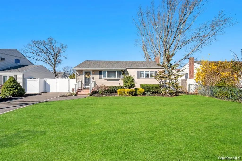 28 Saint Joseph Avenue, Ronkonkoma