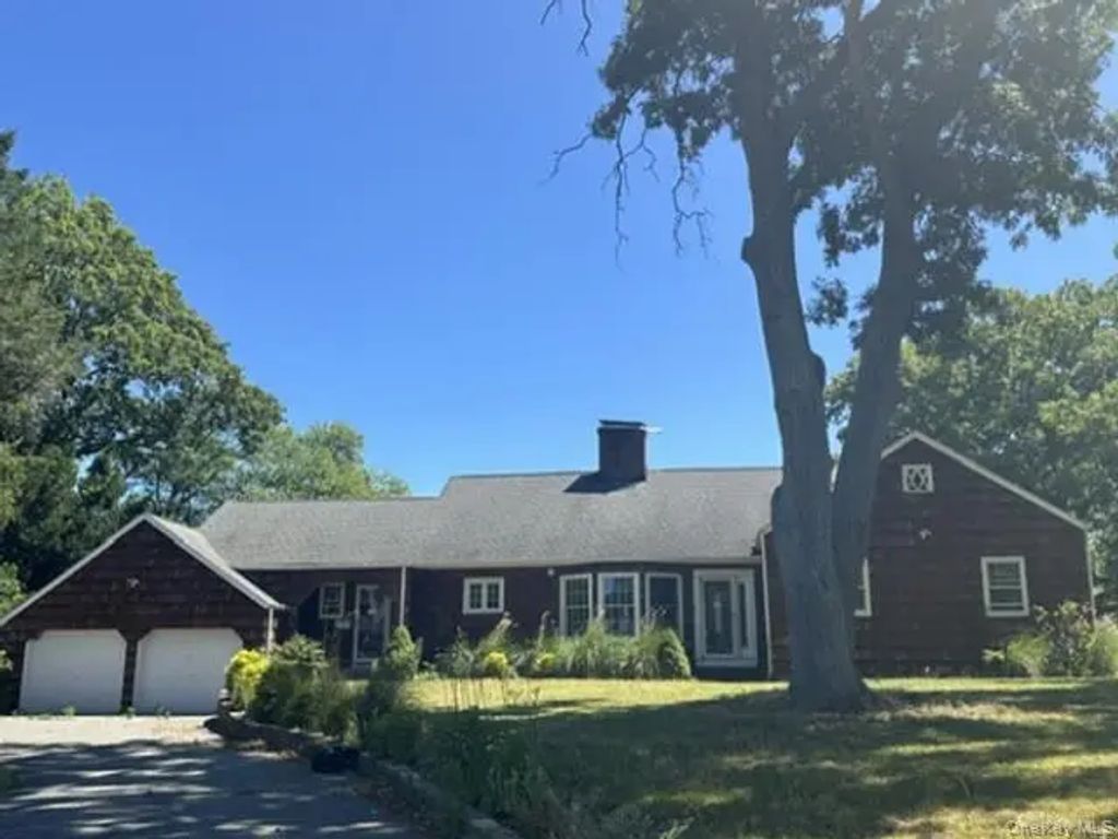 888 Pondview Road, Riverhead
