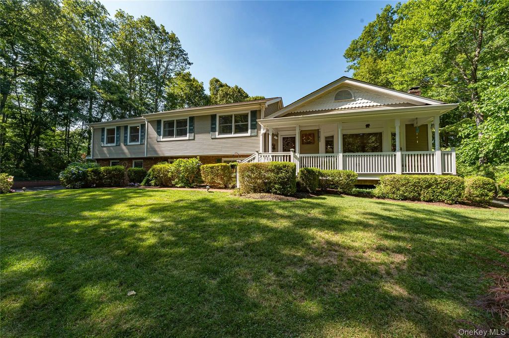 68 Bankside Drive, Centerport