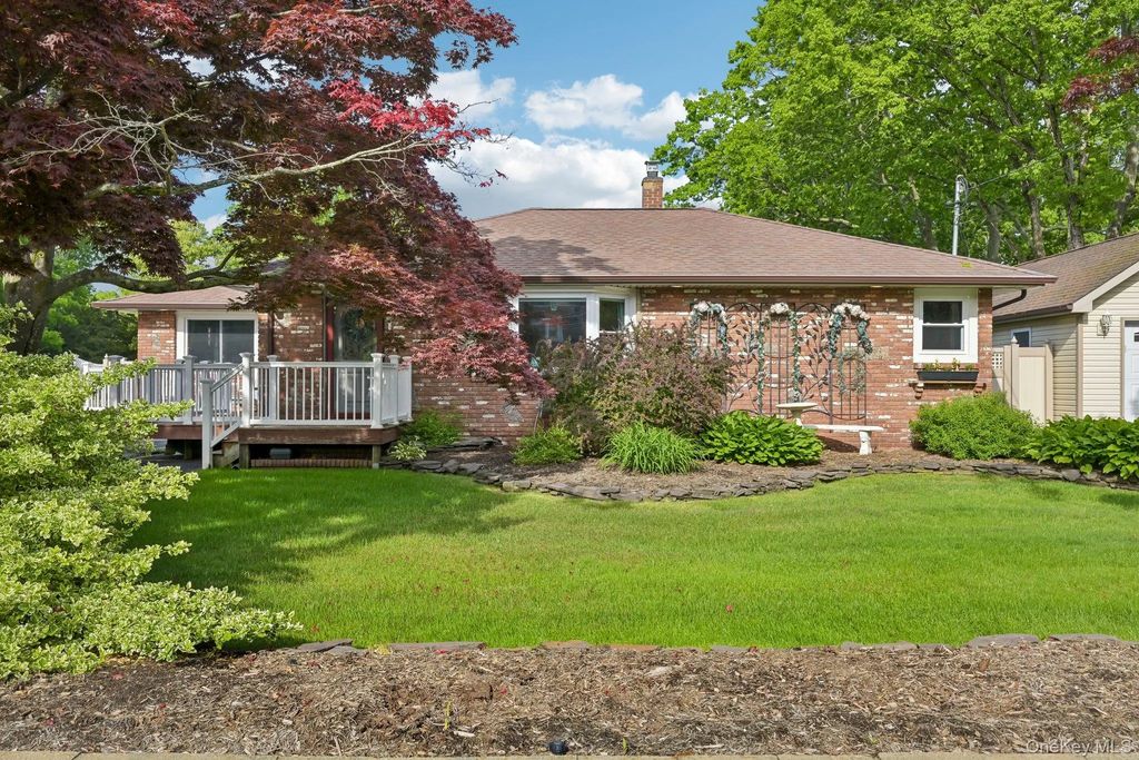 148 Oak Avenue, Shirley
