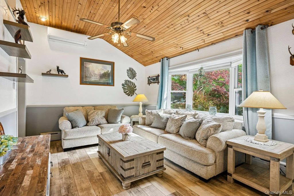 148 Oak Avenue, Shirley