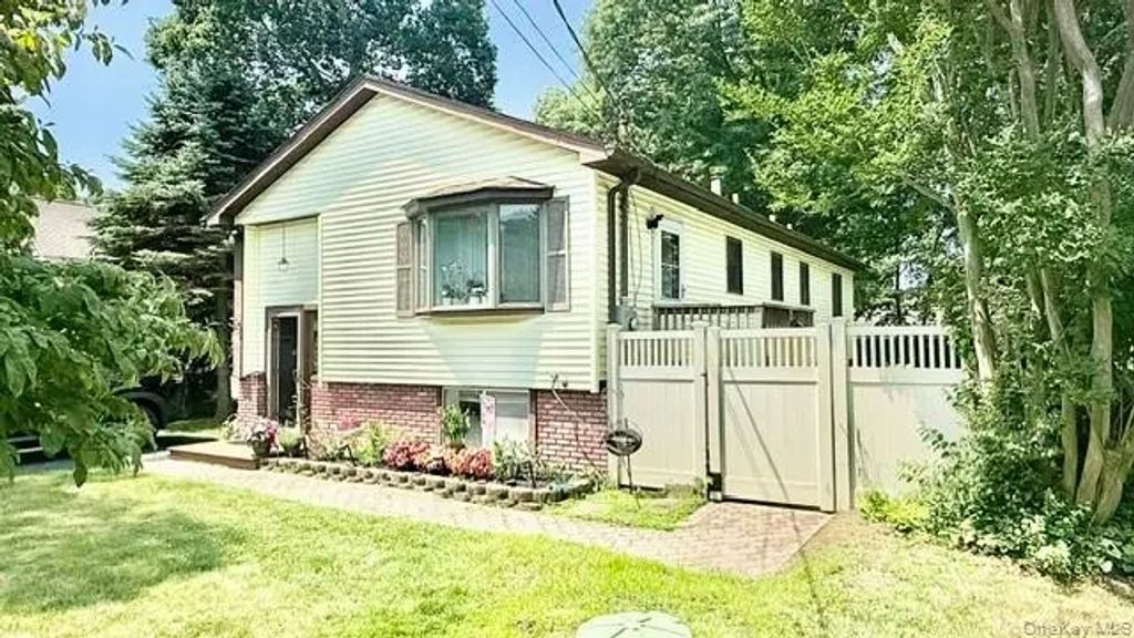 26 Robinwood Street, Mastic