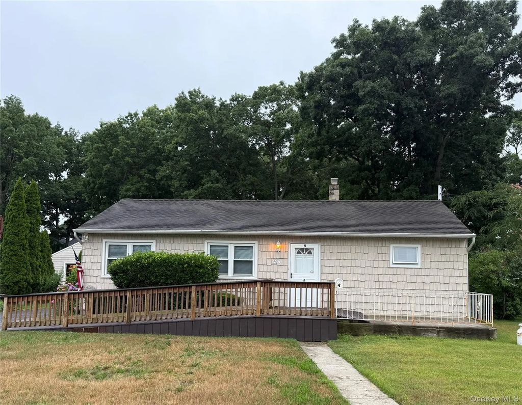 4 Sachs Street, Bay Shore